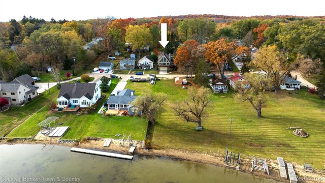 8160 Halfway Drive, Hamburg Township, MI 48116