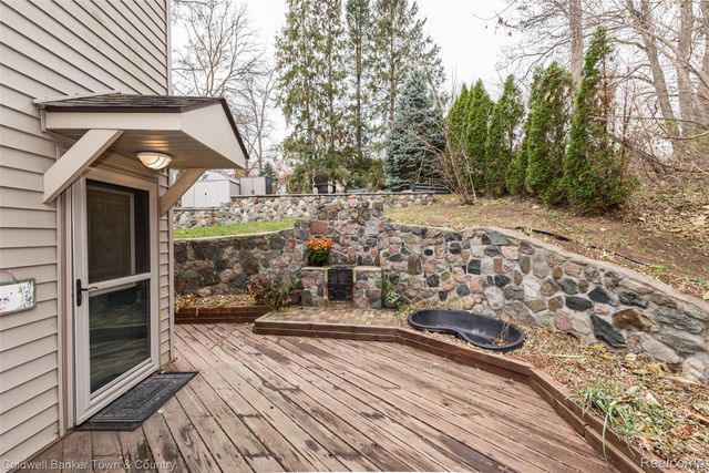 8160 Halfway Drive, Hamburg Township, MI 48116