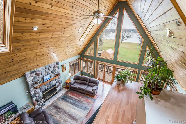 8160 Halfway Drive, Hamburg Township, MI 48116