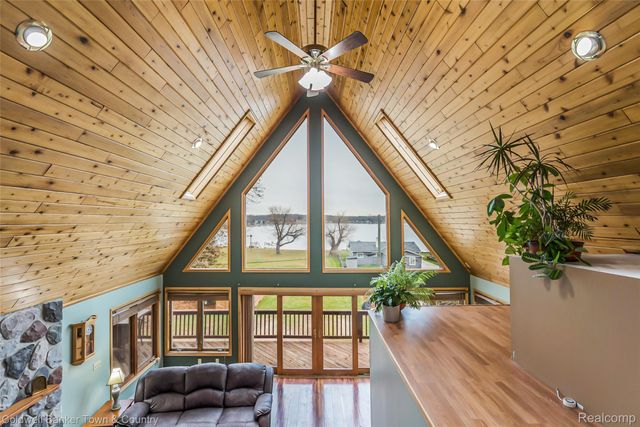 8160 Halfway Drive, Hamburg Township, MI 48116