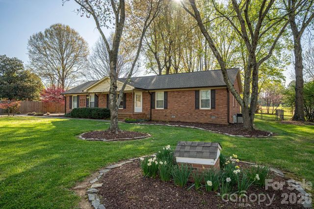 1624 Oak Trail Lane, Charlotte, NC 28216