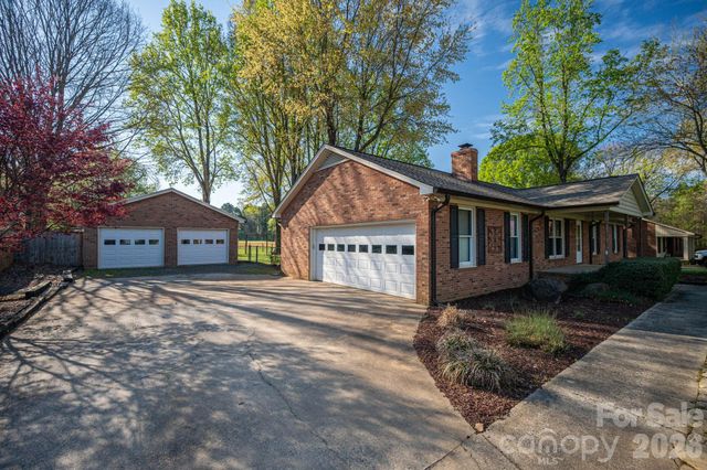 1624 Oak Trail Lane, Charlotte, NC 28216