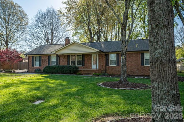 1624 Oak Trail Lane, Charlotte, NC 28216