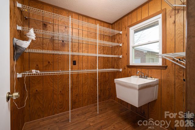 1624 Oak Trail Lane, Charlotte, NC 28216