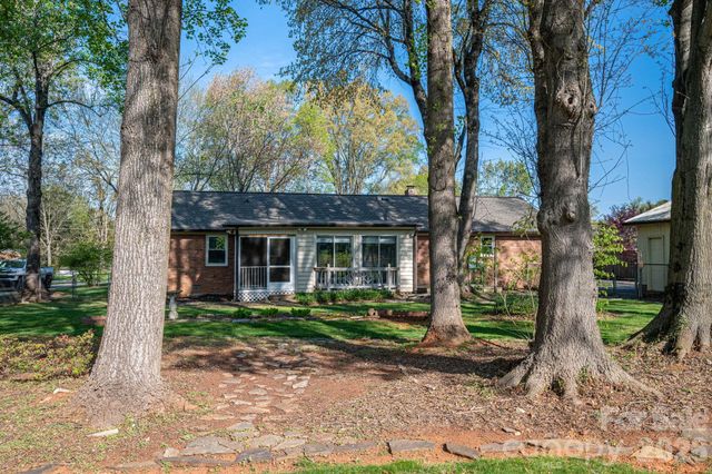 1624 Oak Trail Lane, Charlotte, NC 28216