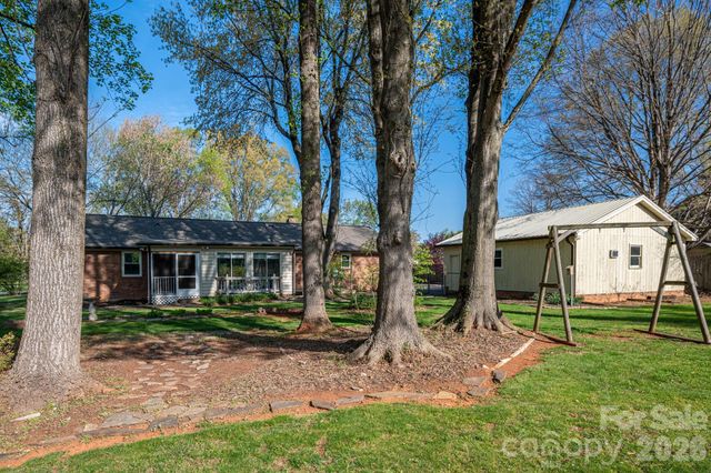 1624 Oak Trail Lane, Charlotte, NC 28216