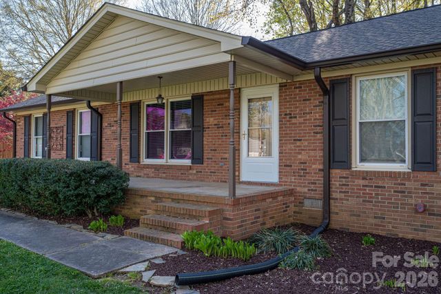 1624 Oak Trail Lane, Charlotte, NC 28216