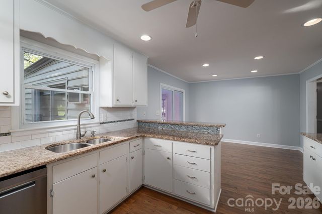 1624 Oak Trail Lane, Charlotte, NC 28216