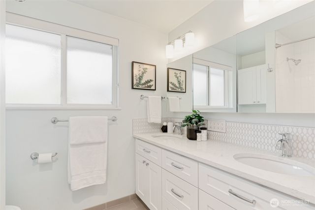7515 215th Street SW, Edmonds, WA 98026
