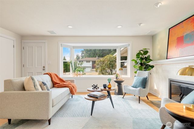 7515 215th Street SW, Edmonds, WA 98026
