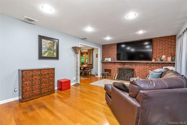 21 Laurel Avenue, Sea Cliff, NY 11579
