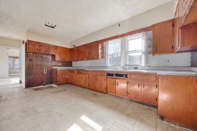 8104 S South Shore Drive, Chicago, IL 60617