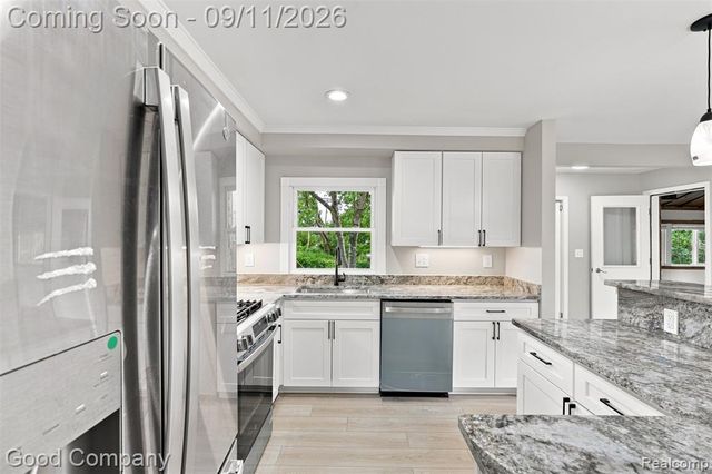 5800 Cambrook Lane, Waterford, MI 48329