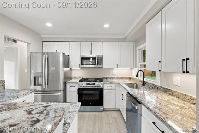5800 Cambrook Lane, Waterford, MI 48329
