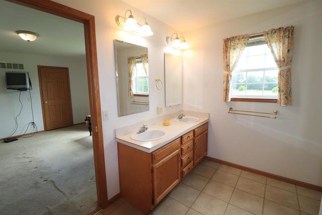 2209 S Ellis Road, Janesville, WI 53548