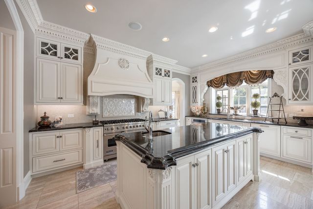 50 Baybrook Lane, Oak Brook, IL 60523