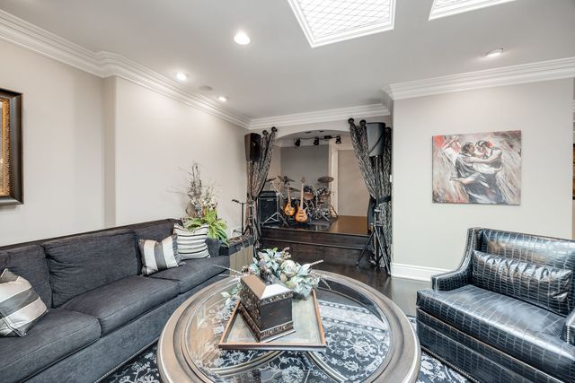 50 Baybrook Lane, Oak Brook, IL 60523