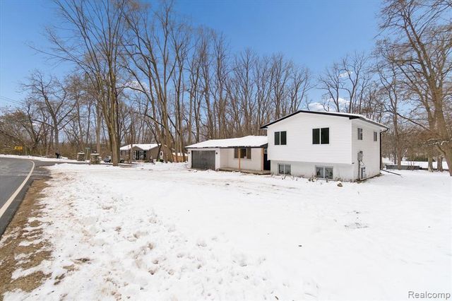 10031 Carmer Road, Fenton, MI 48430