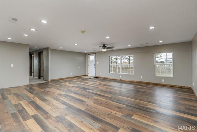 24110 Evanston Road, Lebanon, MO 65536