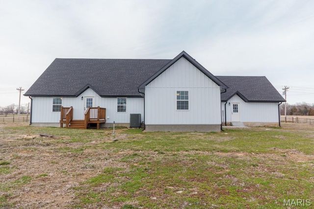 24110 Evanston Road, Lebanon, MO 65536