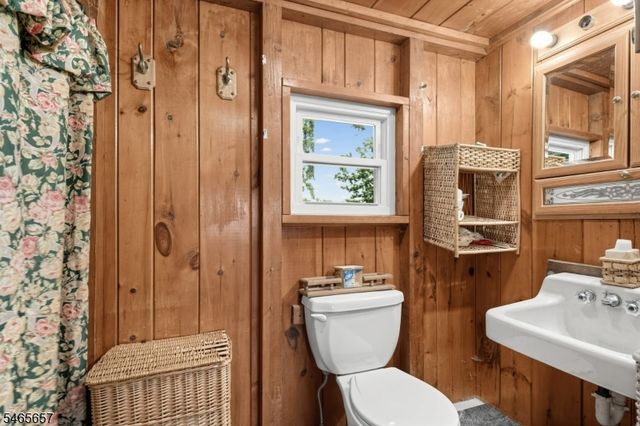 16 Glendale Rd, West Milford Twp., NJ 07421