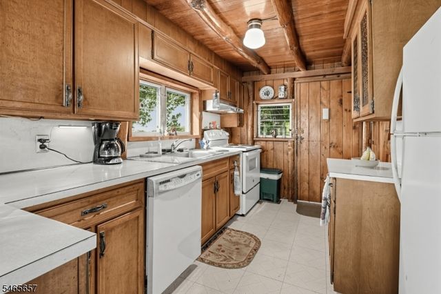16 Glendale Rd, West Milford Twp., NJ 07421