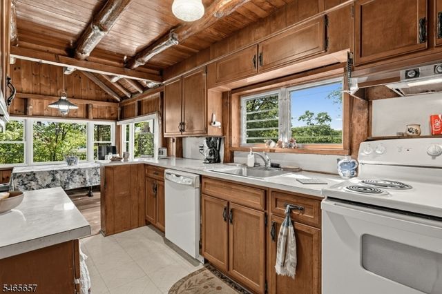 16 Glendale Rd, West Milford Twp., NJ 07421