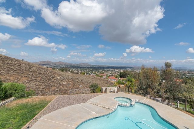 16668 Lake Knoll, Riverside, CA 92503