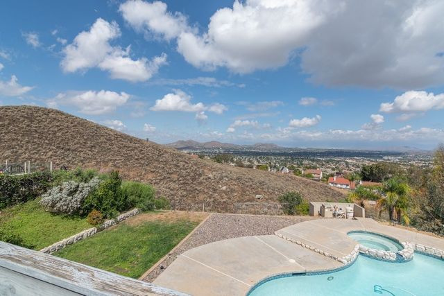 16668 Lake Knoll, Riverside, CA 92503