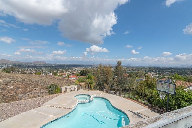 16668 Lake Knoll, Riverside, CA 92503