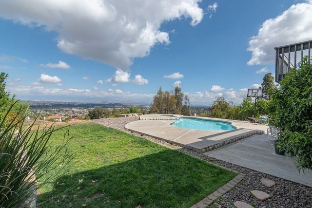 16668 Lake Knoll, Riverside, CA 92503