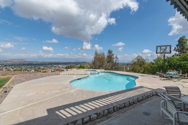 16668 Lake Knoll, Riverside, CA 92503