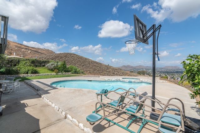 16668 Lake Knoll, Riverside, CA 92503