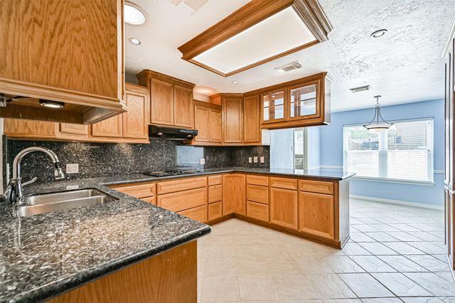 803 Greenbriar Avenue, Friendswood, TX 77546