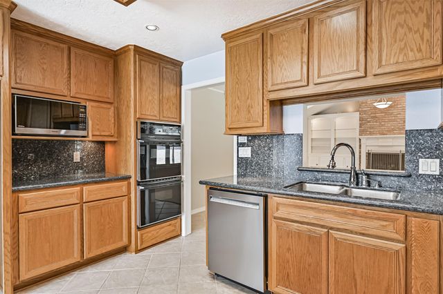 803 Greenbriar Avenue, Friendswood, TX 77546