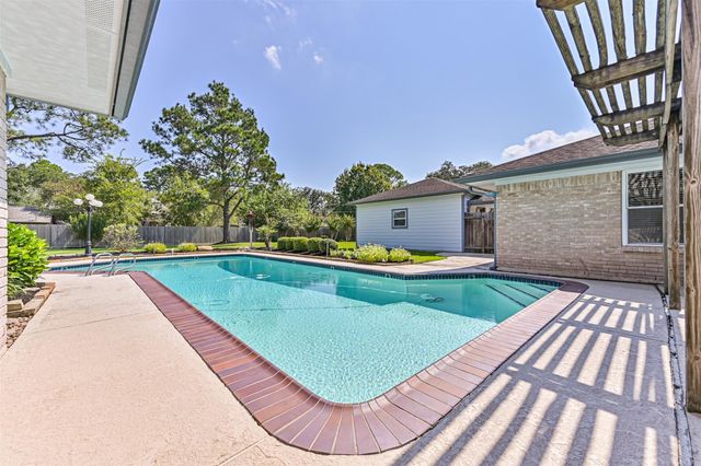 803 Greenbriar Avenue, Friendswood, TX 77546