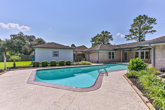 803 Greenbriar Avenue, Friendswood, TX 77546