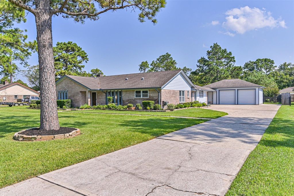 803 Greenbriar Avenue, Friendswood, TX 77546