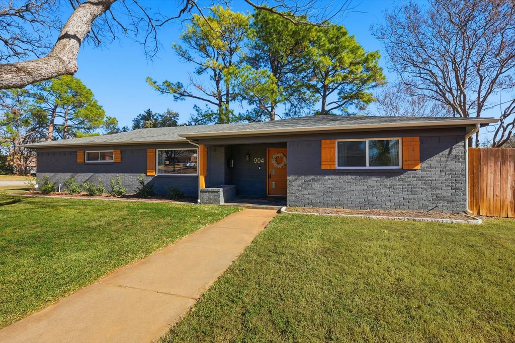 904 Scott Drive, Hurst, TX 76053