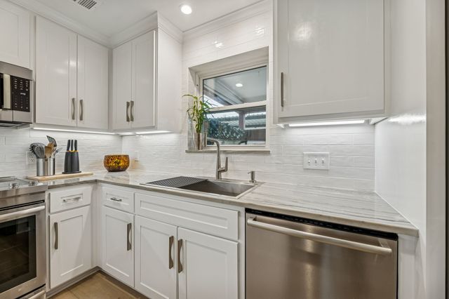 6033 Sandhurst Lane A, Dallas, TX 75206