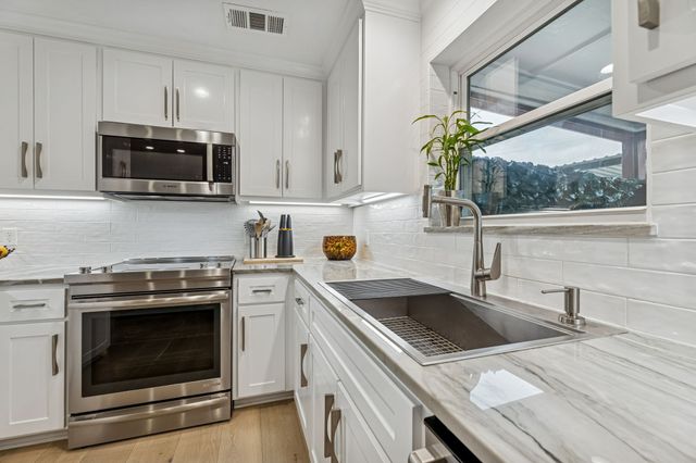 6033 Sandhurst Lane A, Dallas, TX 75206