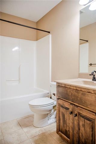 11208 N Manchester Avenue, Kansas City, MO 64157