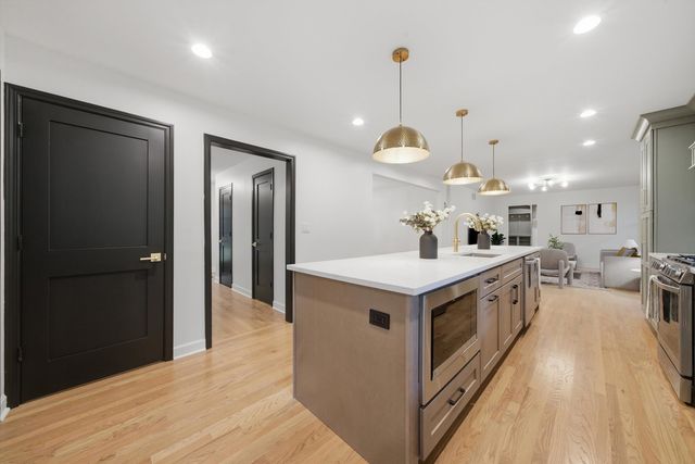 1025 Elizabeth Avenue, Naperville, IL 60540