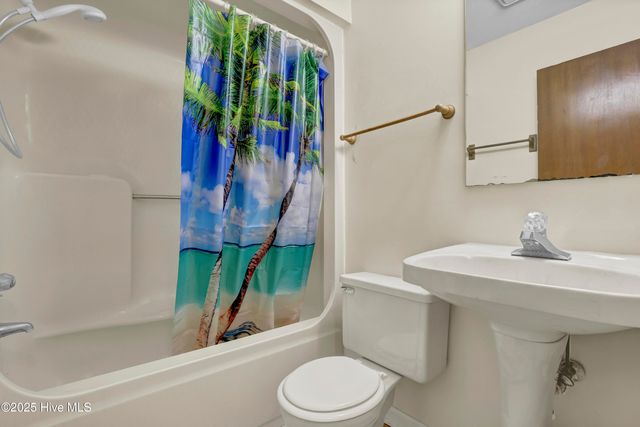 104 Holly Tree Lane, Hampstead, NC 28443