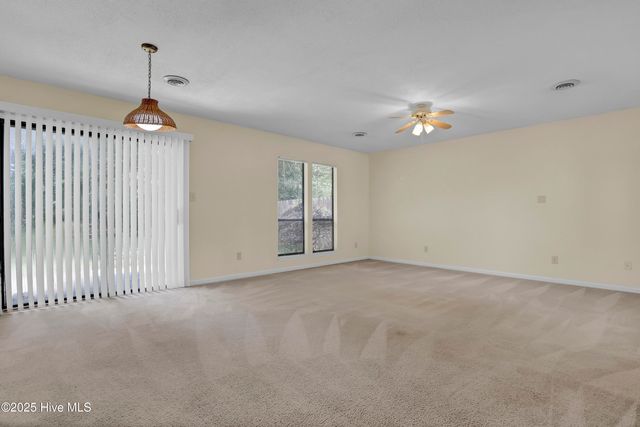 104 Holly Tree Lane, Hampstead, NC 28443