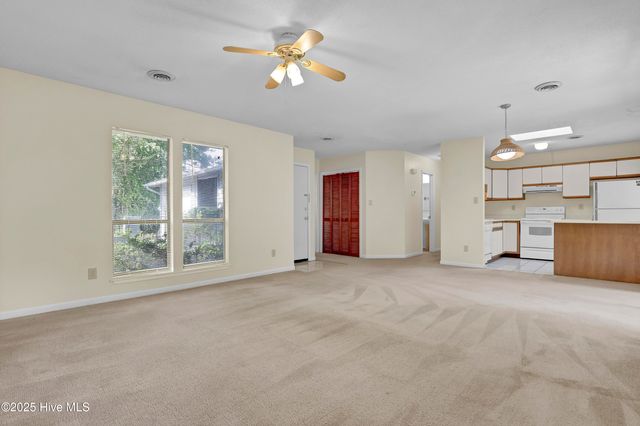 104 Holly Tree Lane, Hampstead, NC 28443