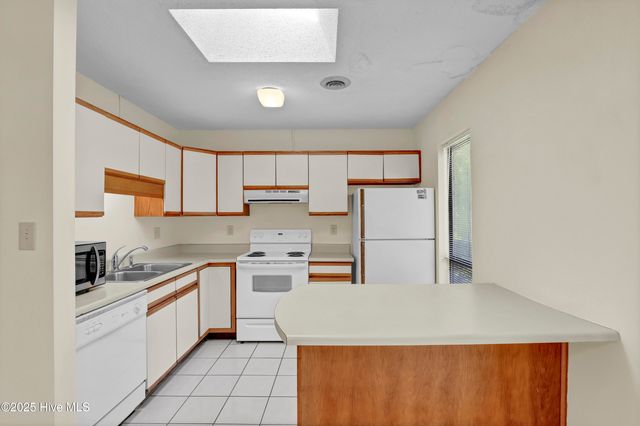 104 Holly Tree Lane, Hampstead, NC 28443