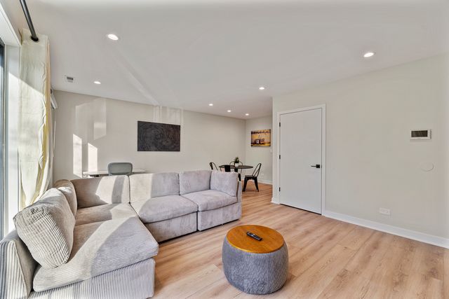 7109 N Western Avenue 2N, Chicago, IL 60645