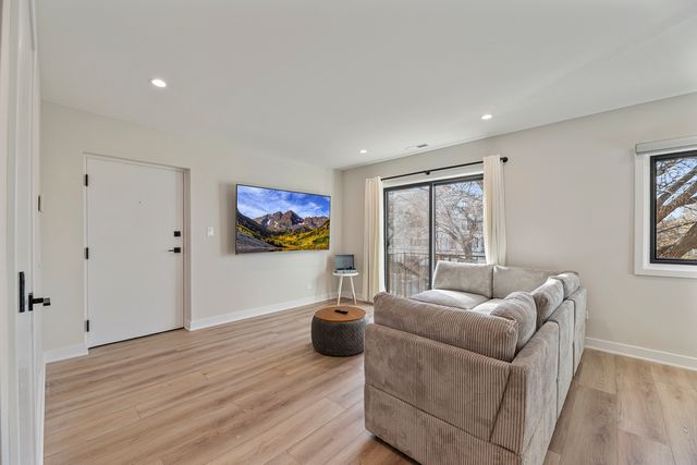 7109 N Western Avenue 2N, Chicago, IL 60645