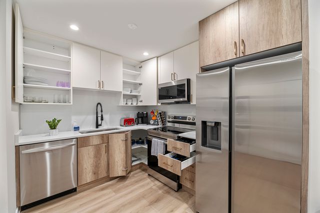 7109 N Western Avenue 2N, Chicago, IL 60645